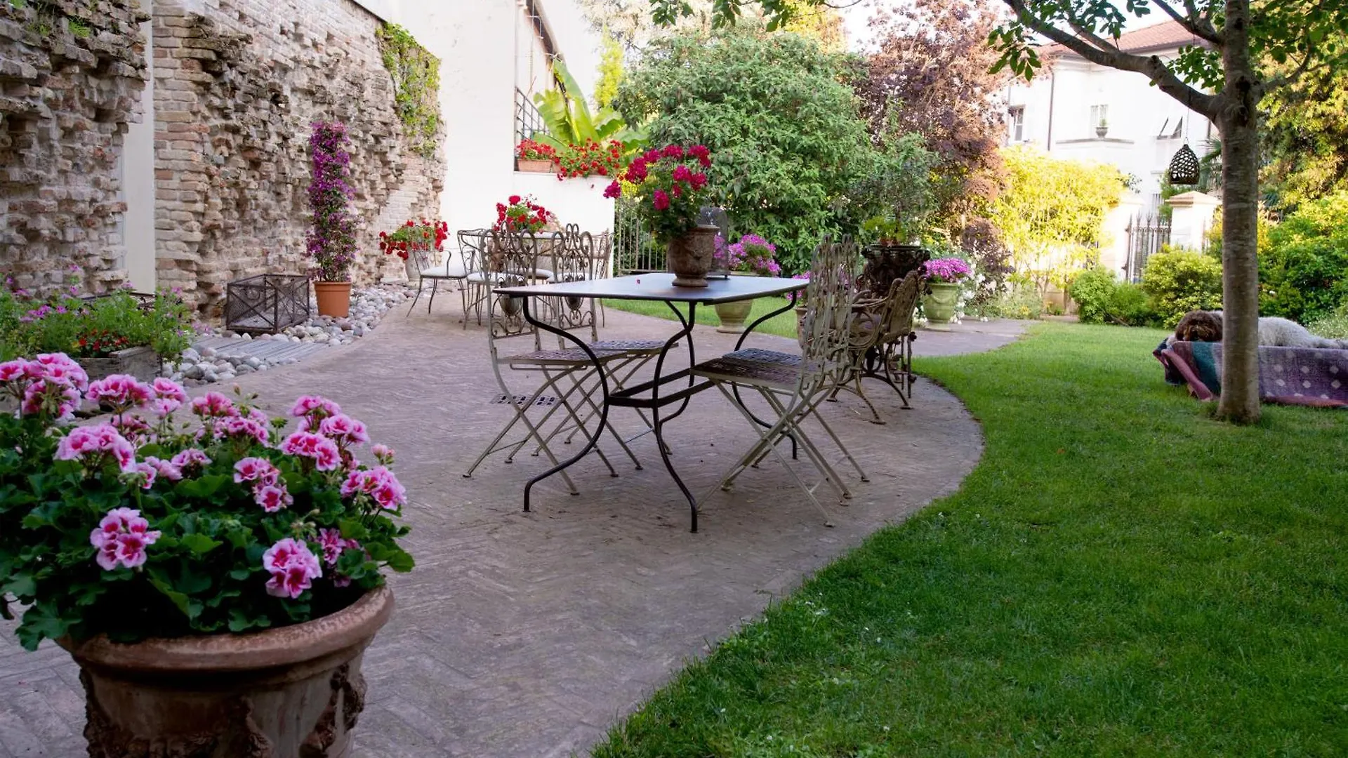 Au Petit Jardin Apartment Ravenna Homestay